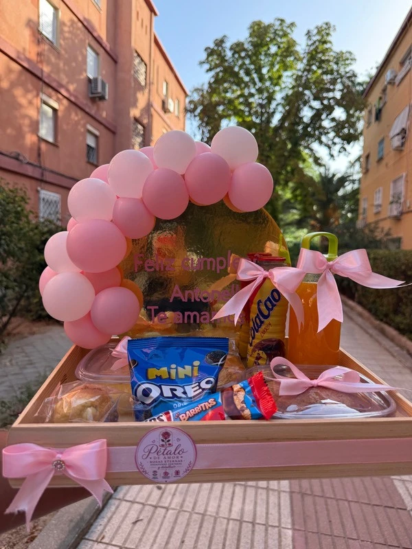Desayuno sorpresa personalizado con un arco de globos rosas